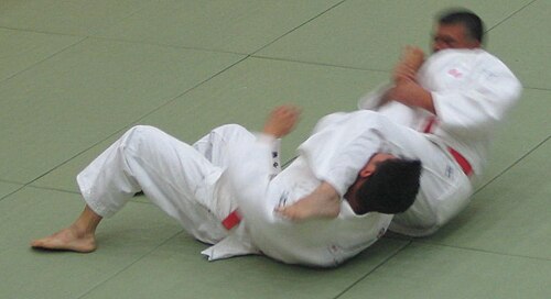 Foto real do Juji-Gatame, o armlock