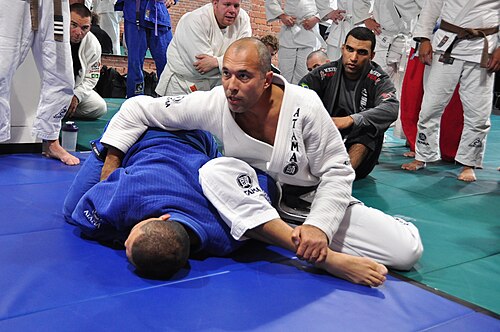 Foto real da Omoplata, Royce Gracie demonstrando