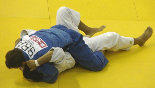 Foto real do Tate-Shiho-Gatame, a montada formal do judô